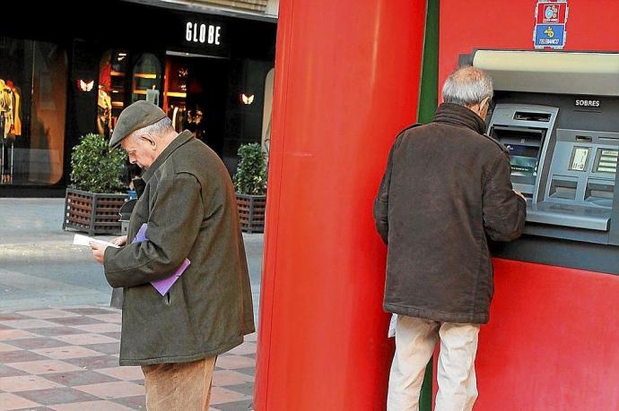 Algunas entidades bancarias han empezado a retirar cajeros ante el auge del pago con móvil. Foto: E.P.