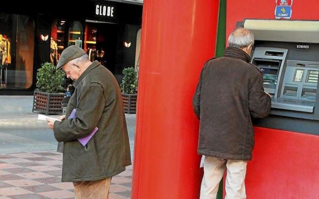 Algunas entidades bancarias han empezado a retirar cajeros ante el auge del pago con móvil. Foto: E.P.