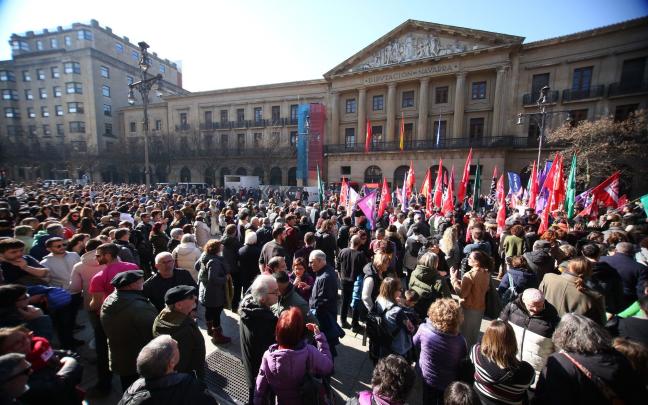 Concentración de empleados públicos de Navarra frente al Palacio foral. Foto: Javier Bergasa