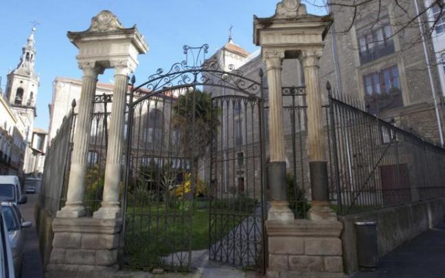 Palacio Álava-Esquível en la calle Herrería de Vitoria. Palacio Álava-Esquível en la calle Herrería de Vitoria.