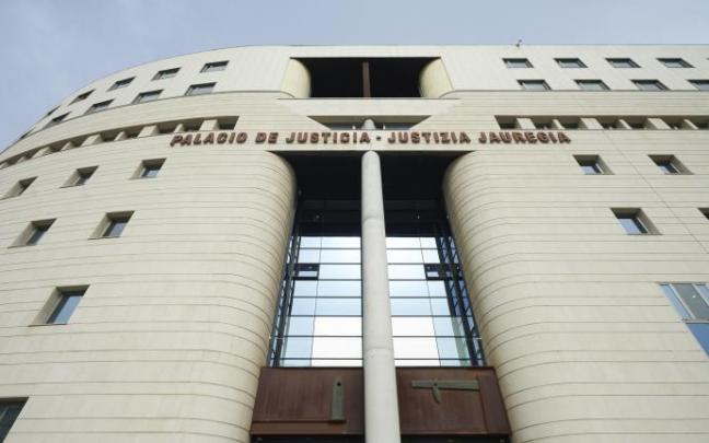 Exterior del Palacio de Justicia de Navarra. Exterior del Palacio de Justicia de Navarra.