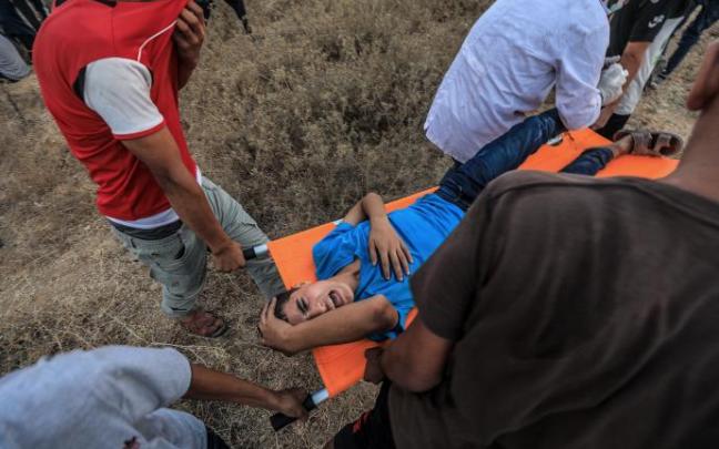 Un joven palestino, herido durante los enfrentamientos Un joven palestino, herido durante los enfrentamientos