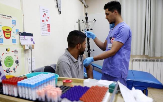 Un trabajador palestino recibe la vacuna en Hebrón. Un trabajador palestino recibe la vacuna en Hebrón.