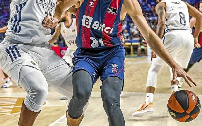 Yabusele intercepta un avance de Giedraitis hacia canasta. Foto: Área 11