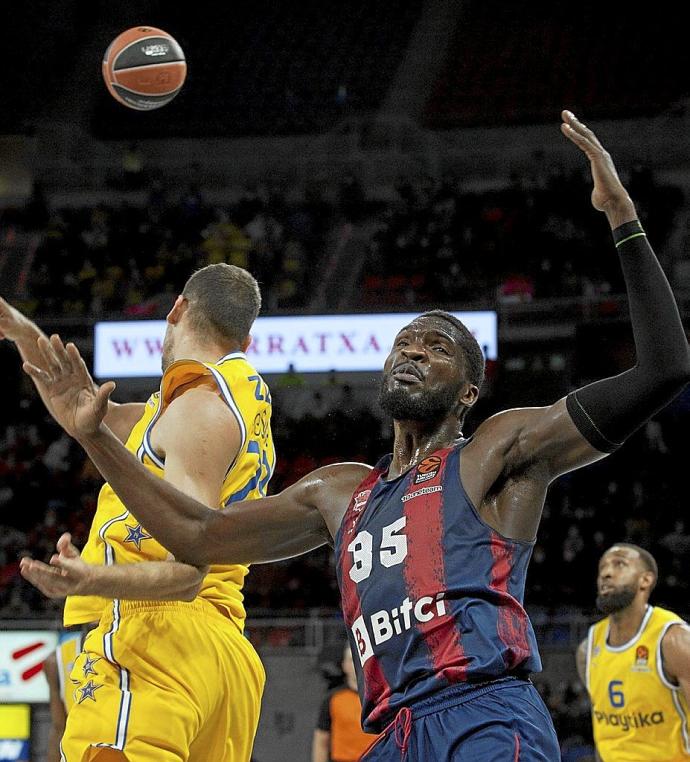 Nnoko se queja durante un momento del partido ante Zizic y Derrick Williams. Foto: Josu Chavarri