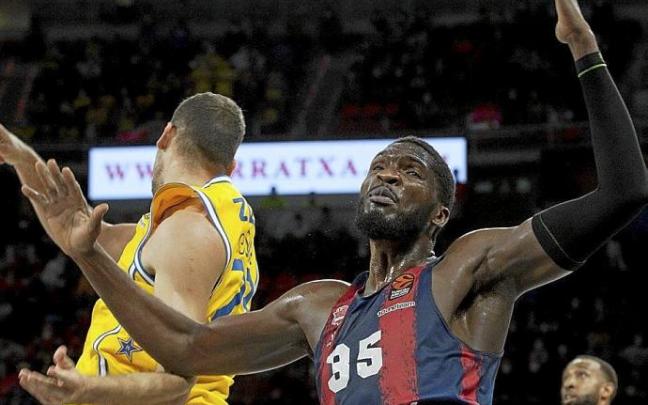 Nnoko se queja durante un momento del partido ante Zizic y Derrick Williams. Foto: Josu Chavarri