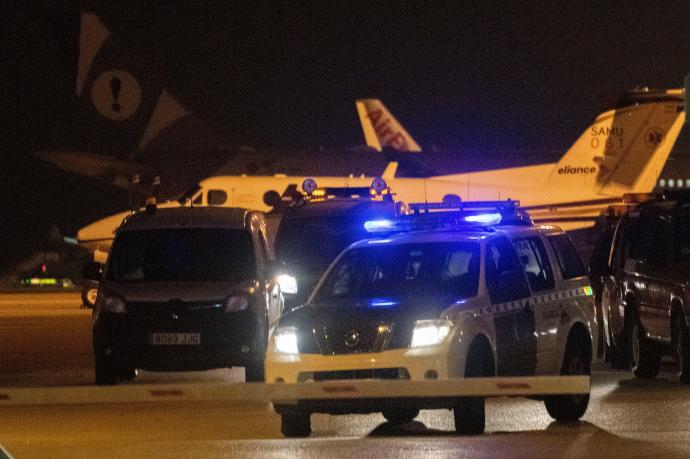 Una veintena de pasajeros han huido del avión tras el aterrizaje de emergencia.
