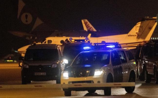 Una veintena de pasajeros han huido del avión tras el aterrizaje de emergencia. Una veintena de pasajeros han huido del avión tras el aterrizaje de emergencia.