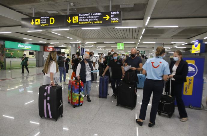 Un grupo de viajeros llega al Aeropuerto de Palma de Mallorca.