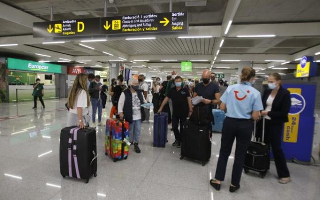 Un grupo de viajeros llega al Aeropuerto de Palma de Mallorca. Un grupo de viajeros llega al Aeropuerto de Palma de Mallorca.