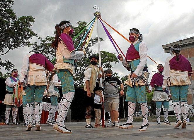 Los danzantes bailan el trenzado.