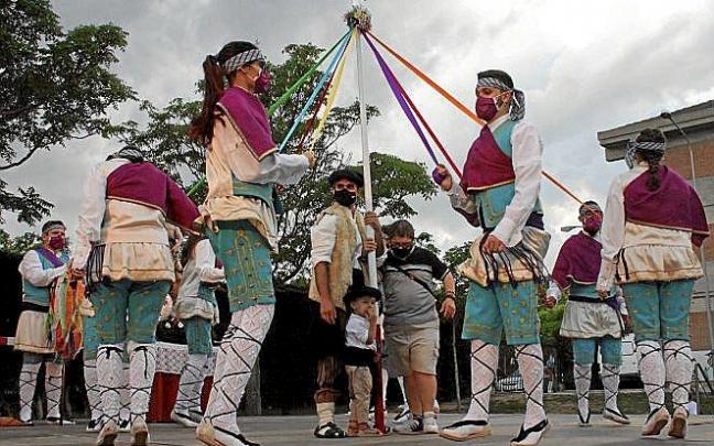 Los danzantes bailan el trenzado.