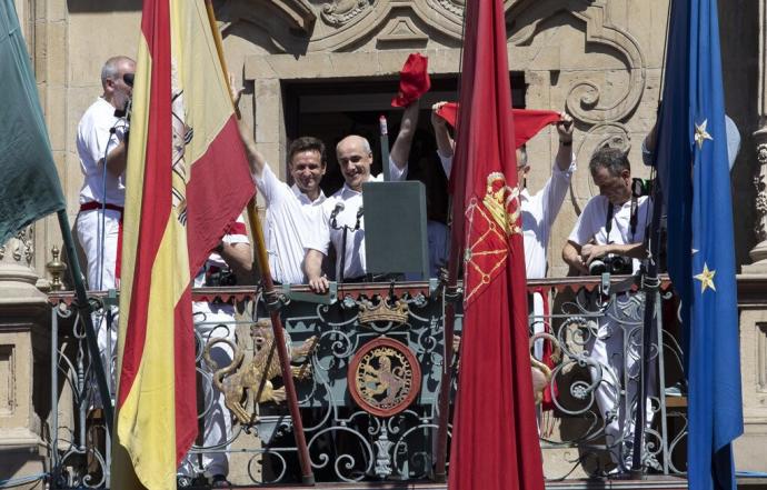 José Andrés Palacios (i), presidente de La Pamplonesa, y Jesús Garísoain, subdirector, en el balcón del Ayuntamiento antes de lanzar el Chupinazo de 2019.