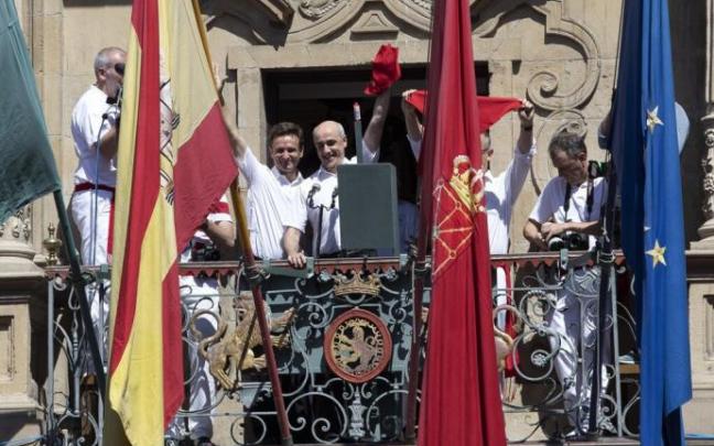 José Andrés Palacios (i), presidente de La Pamplonesa, y Jesús Garísoain, subdirector, en el balcón del Ayuntamiento antes de lanzar el Chupinazo de 2019.