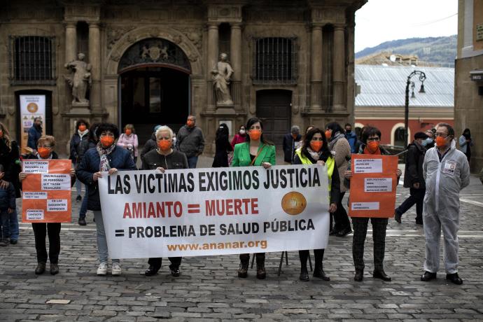 Concentración en el Día Mundial de la Víctima de Amianto en Pamplona.