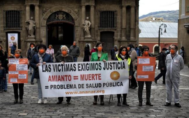 Concentración en el Día Mundial de la Víctima de Amianto en Pamplona. Concentración en el Día Mundial de la Víctima de Amianto en Pamplona.