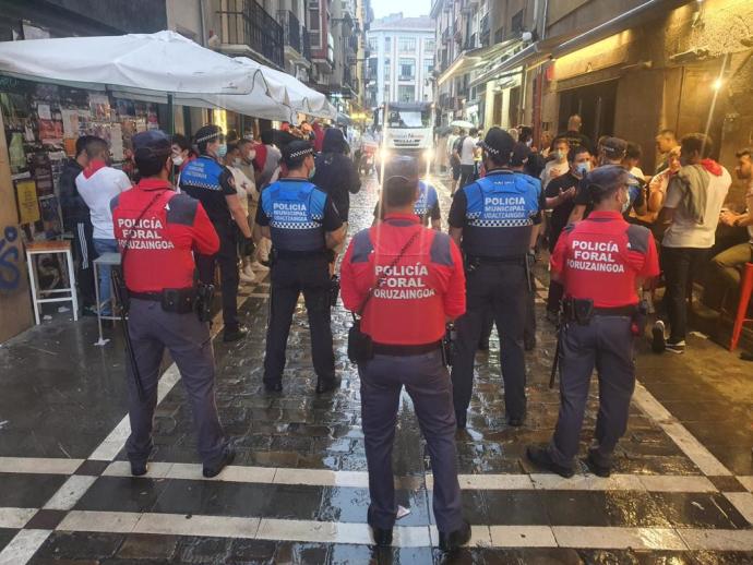 Agentes de Policía Municipal y Policía Foral, ayer por la tarde en el Casco Viejo controlando que no hubiera aglomeraciones.