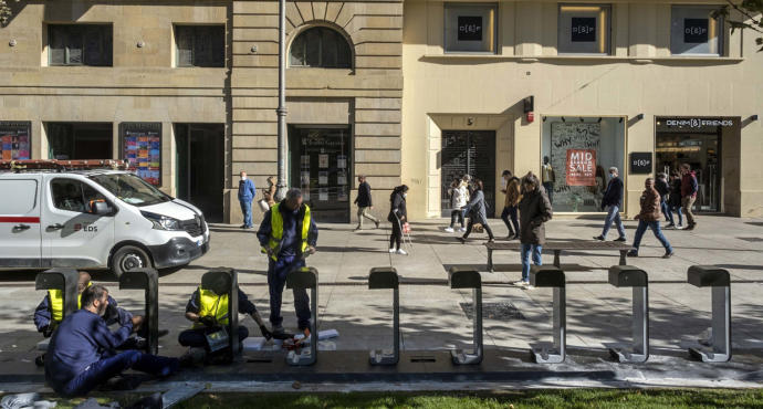 Cuatro operarios municipales instalan el punto de recarga de Carlos III, junto al Teatro Gayarre, el pasado 27 de octubre.