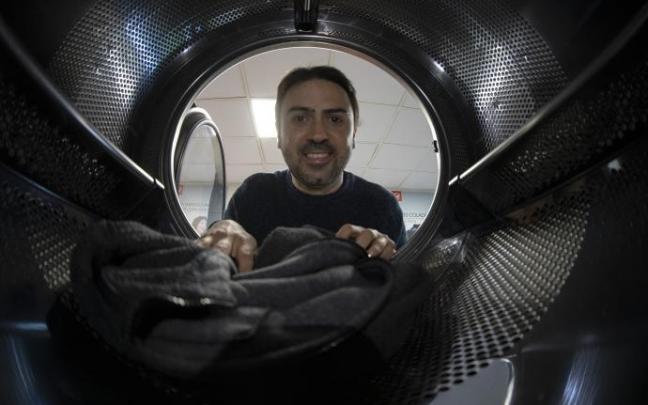 Xavier Villamayor, de Speed Queen, en Mendillorri, en el 'interior' de una lavadora.