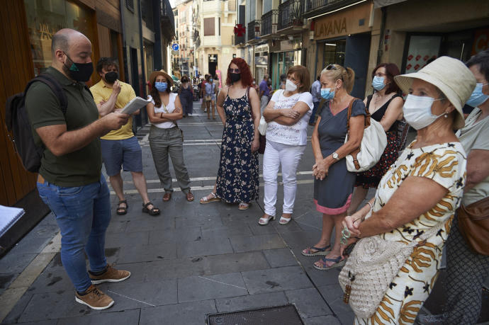 Jon Martínez, junto a un grupo de visitantes de ruta por la Pamplona literaria el pasado sábado.