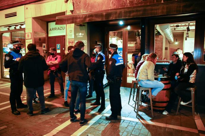 Un dispositivo especial de Policía Municipal y Foral recorre las calles del Casco Viejo.