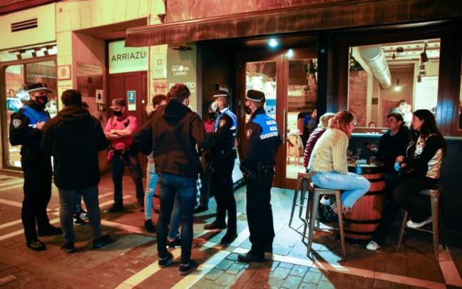 Un dispositivo especial de Policía Municipal y Foral recorre las calles del Casco Viejo. Un dispositivo especial de Policía Municipal y Foral recorre las calles del Casco Viejo.