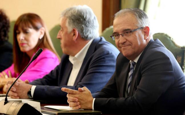 Maite Esporrín, Joseba Asiron y Enrique Maya, en la toma de posesión de 2019. Maite Esporrín, Joseba Asiron y Enrique Maya, en la toma de posesión de 2019.