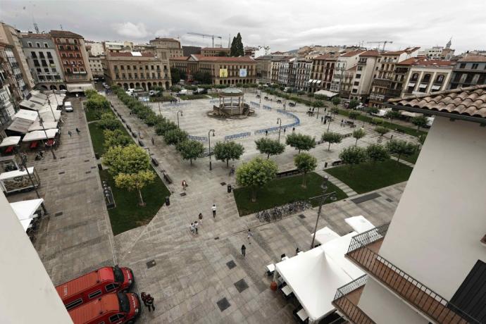 Control establecido por Policía Municipal y Policía Foral en el acceso a la Plaza del Castillo este martes, 6 de julio