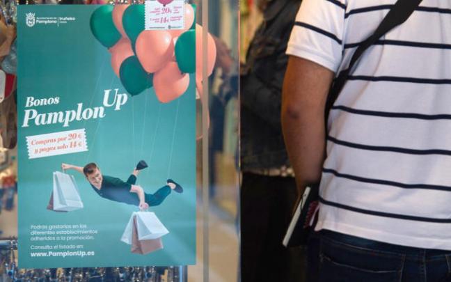 Cartel de la campaña PamplonUP para activar el comercio local en un escaparate