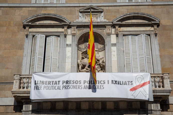 Torra desoyó la orden de la Junta Electoral de retirar lazos y pancartas de los edificios públicos durante la campaña electoral de 2019.