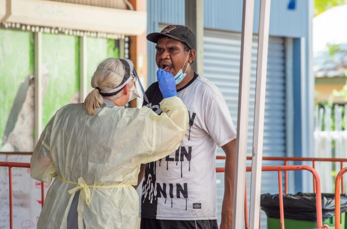 Un sanitario realiza una prueba para detectar contagios en Australia.