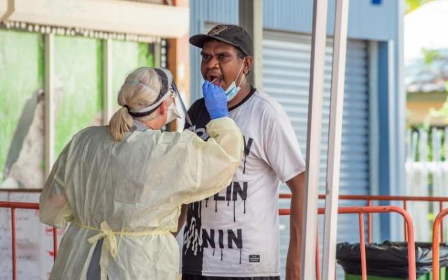 Un sanitario realiza una prueba para detectar contagios en Australia. Un sanitario realiza una prueba para detectar contagios en Australia.