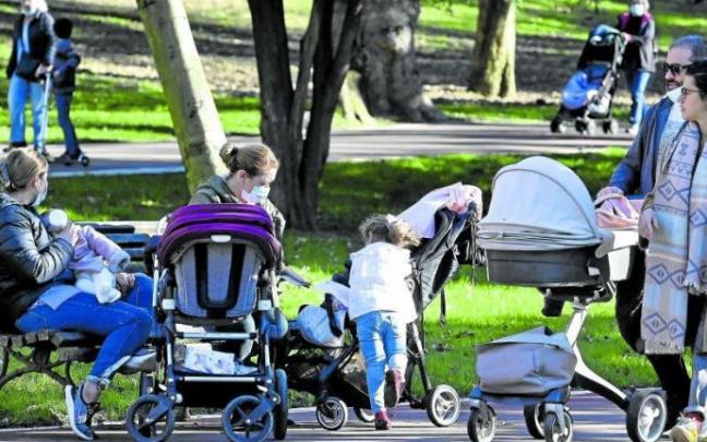 Varias madres con sus bebés, en un parque de Eibar. Foto: Javi Colmenero