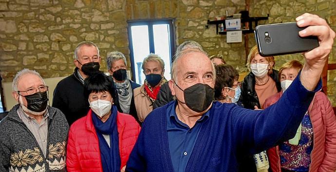 Alumnos y alumnas del curso para el uso de 'smartphone' impartido en Igeldo se hacen un selfi con su profesor.