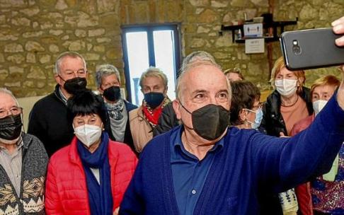 Alumnos y alumnas del curso para el uso de 'smartphone' impartido en Igeldo se hacen un selfi con su profesor.