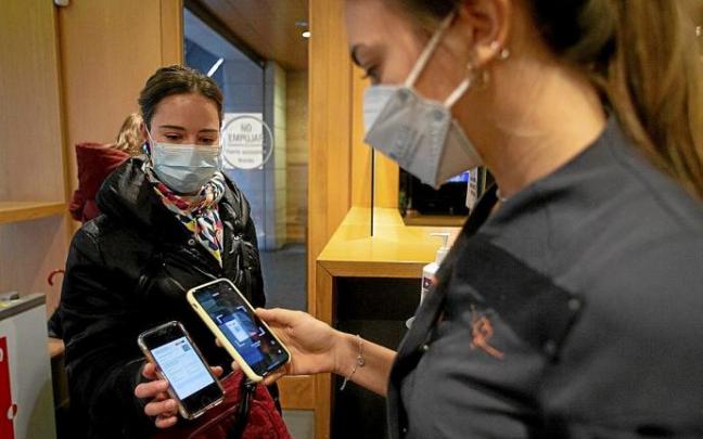 Se exigirá el pasaporte covid en los bares y restaurantes; en Navarra –en la imagen– la medida ya está activa. Foto: Patxi Cascante