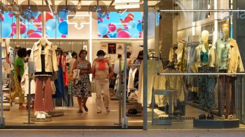 El aforo en los locales comerciales, fijado ahora en el 60%, continuará aún vigente unos días más.