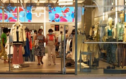 El aforo en los locales comerciales, fijado ahora en el 60%, continuará aún vigente unos días más. El aforo en los locales comerciales, fijado ahora en el 60%, continuará aún vigente unos días más.