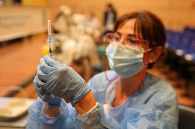 Una enfemera preparando una vacuna contra la covid- 19.