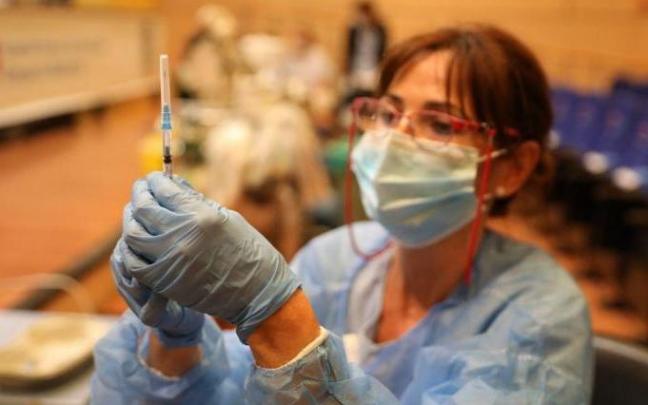 Una enfemera preparando una vacuna contra la covid- 19.