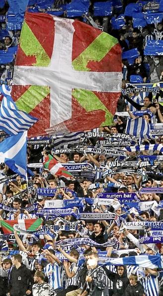 La afición txuri-urdin anima en Anoeta a la Real en el derbi ante el Athletic que supuso el récord de asistencia.