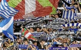 La afición txuri-urdin anima en Anoeta a la Real en el derbi ante el Athletic que supuso el récord de asistencia.