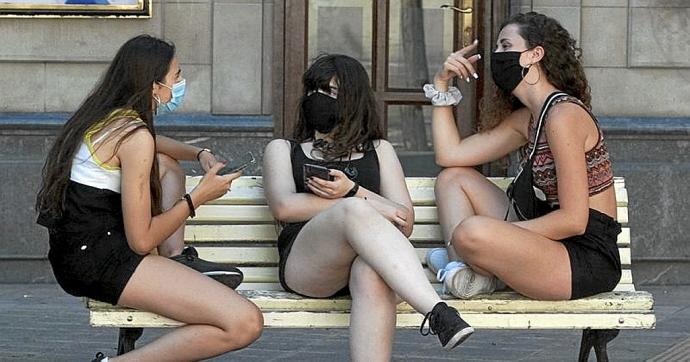 Tres chicas charlan en un banco de Gasteiz. Foto: Josu Chavarri