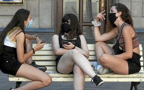Tres chicas charlan en un banco de Gasteiz. Foto: Josu Chavarri