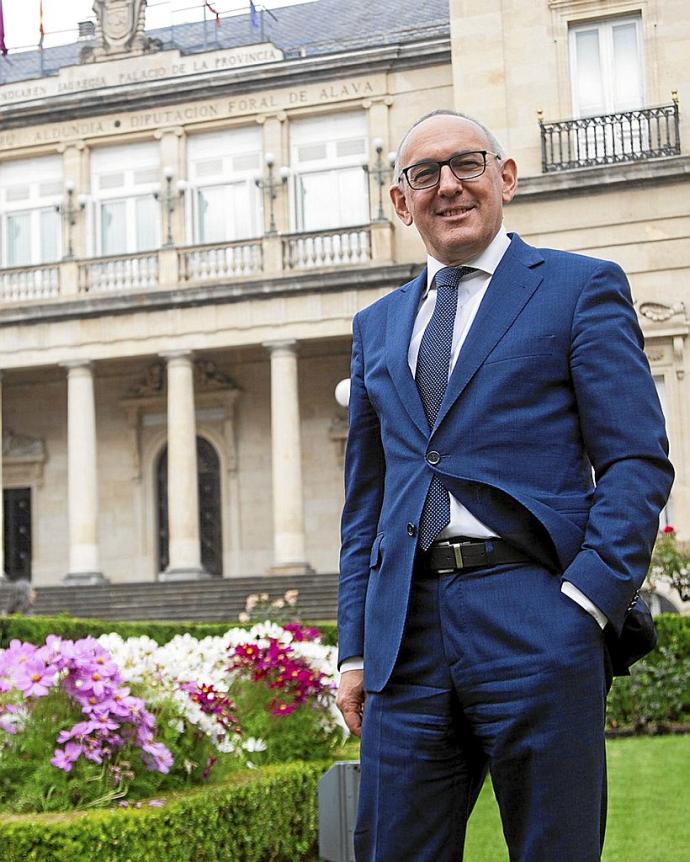 El diputado general alavés, Ramiro González, ante el Palacio de la Provincia.