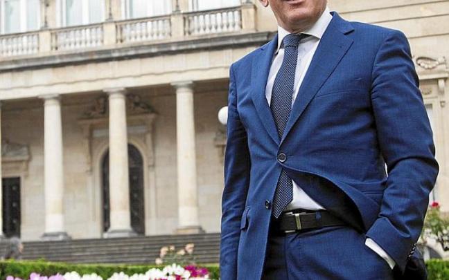 El diputado general alavés, Ramiro González, ante el Palacio de la Provincia.