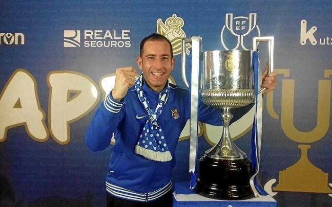Ion Urrestarazu posa así de sonriente y orgulloso con la Copa del Rey. Ion Urrestarazu posa así de sonriente y orgulloso con la Copa del Rey.