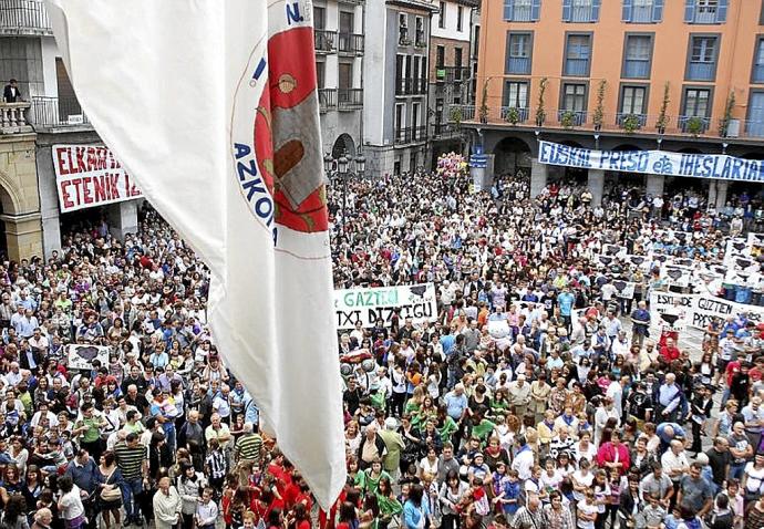 La plaza de Azkoitia, durante un txupinazo de 'Andramaris'. Foto: N.G.