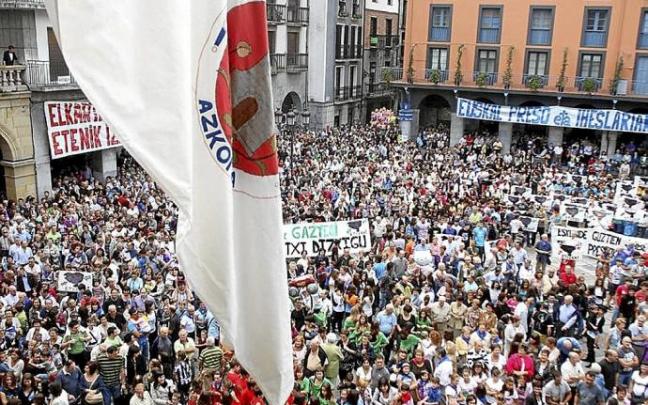 La plaza de Azkoitia, durante un txupinazo de 'Andramaris'. Foto: N.G. La plaza de Azkoitia, durante un txupinazo de 'Andramaris'. Foto: N.G.