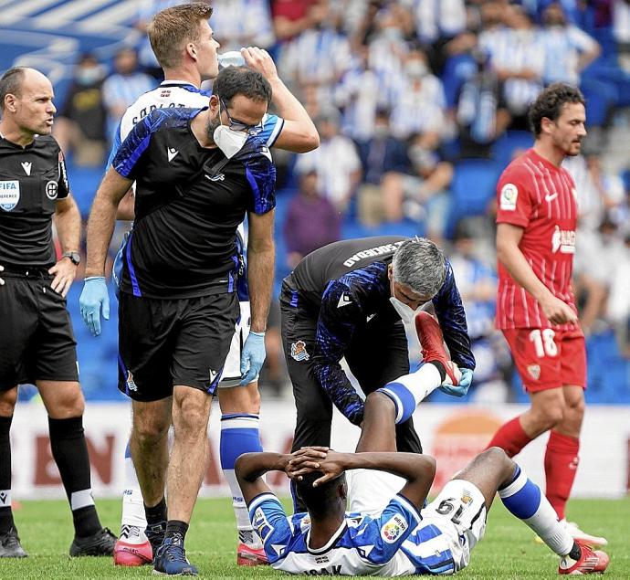 Imanol Soroa y el doctor Javier Barrera atienden a Alexander Isak durante el partido contra el Sevilla.